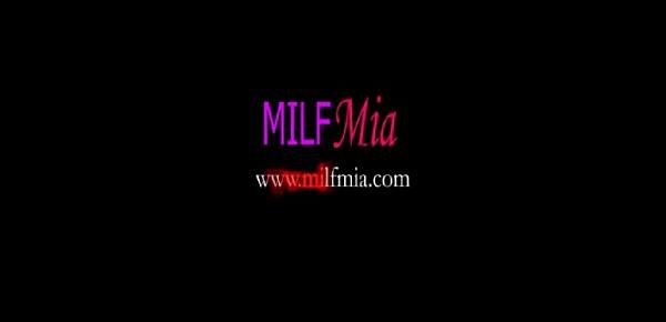 MILF Mia Learns To Squirt